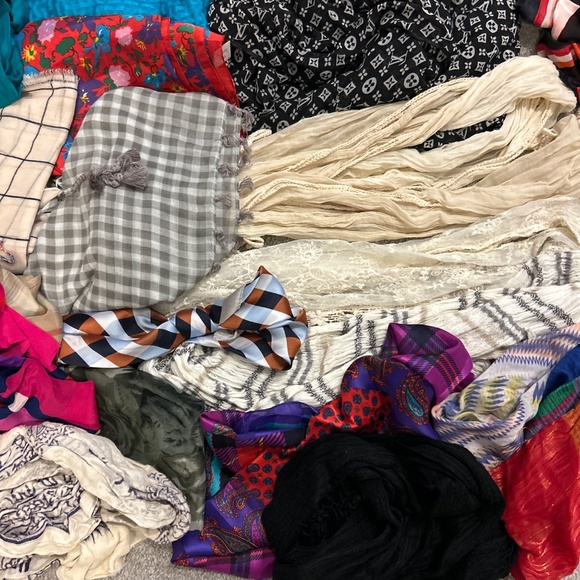 25 scarves! - Picture 3 of 4